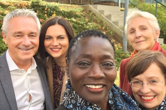 Foto von Hannes Anton, LHStv.in Astrid Eisenkopf, Auma Obama, Doris Schmidauer, Dir. Eva Ackerl